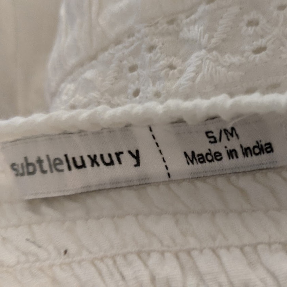SOLD -- NWOT 🌸 SUBTLE LUXURY White Floral Eyelet Cotton Smocked Dress - Sm/Med - Picture 2 of 8